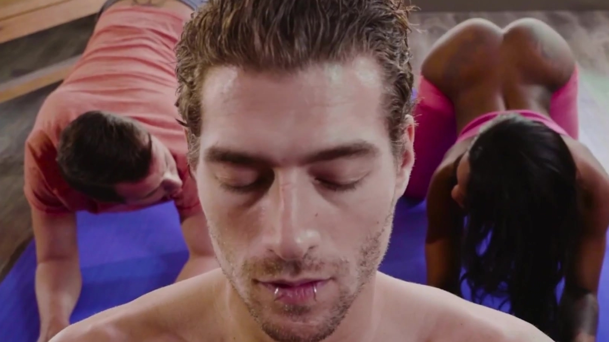 Yoga Yapan Zenci Kızı İki Erkek Zor Tatmin Etti